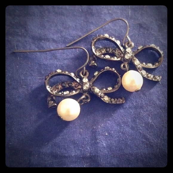 Bow and pearl earrings. - Picture 1 of 2